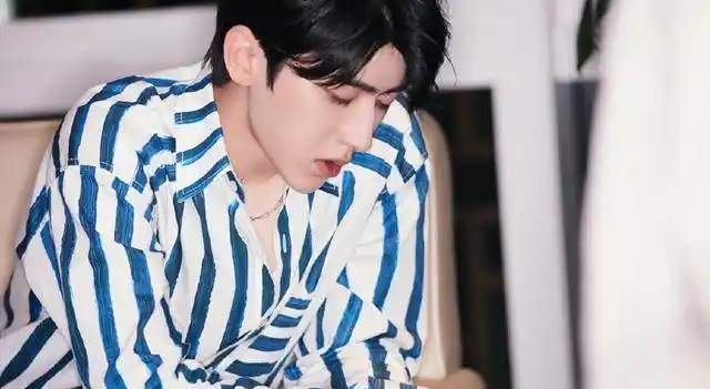 原创蔡徐坤问有没有想他边程晒与她同款玩偶粉丝我家房子塌了