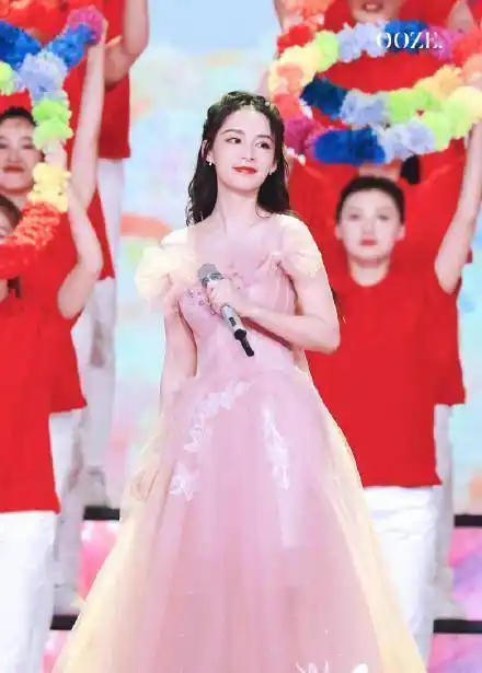 知名女艺人李沁樱花公主裙美貌疯狂心动,晚会造型来袭_节目_互动_电视