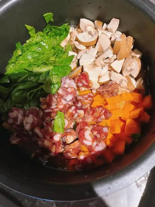 超简单电饭煲腊肠焖饭