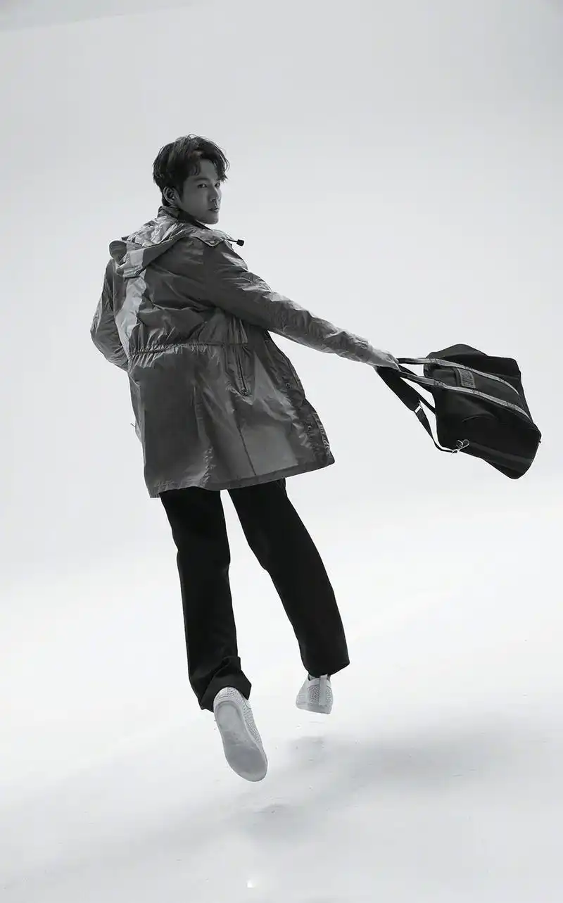 钟汉良为杂志拍摄的一组大片曝光.