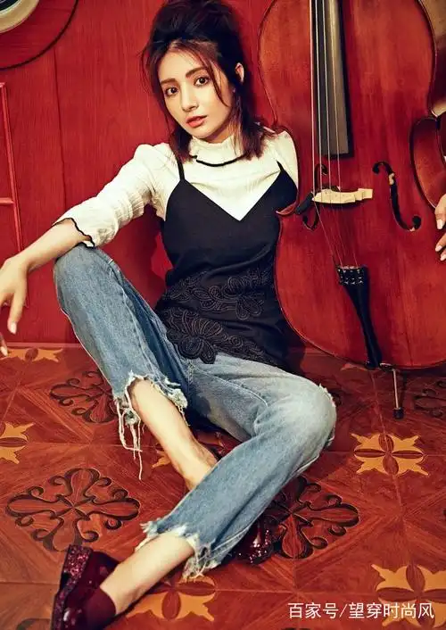 向左转| 向右转 麦迪娜也是时尚的代言,一件白色小高领作为内搭,外搭