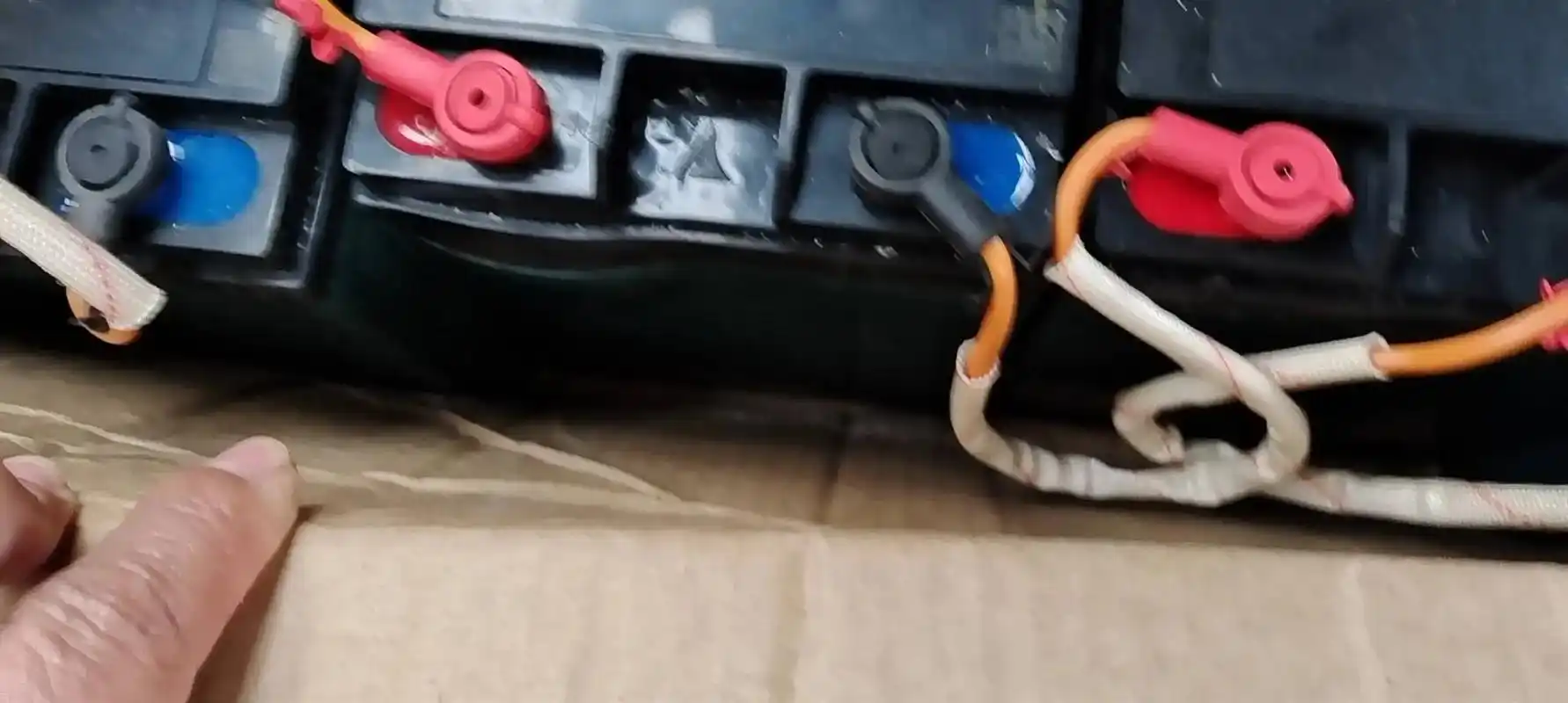 天能电池正极极柱桩头下方发热鼓包成组