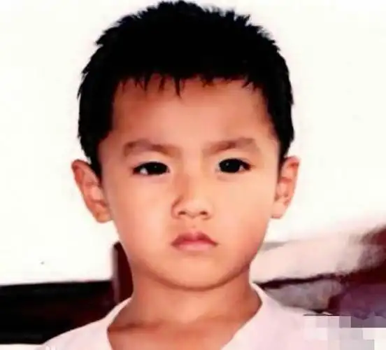 吴亦凡小时候的颜值就这么高了,小嘴一抿,跟现在很像!