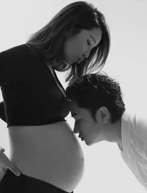 王祖蓝晒与妻子孕肚对比, 两人的肚子竟然不分高下_网易订阅