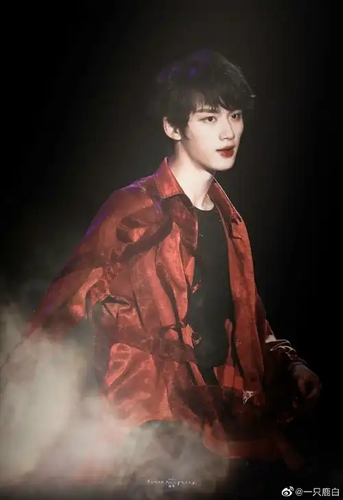 性感喉结在线索命#丁程鑫的喉结好性感,成年人越来越man了～@时代