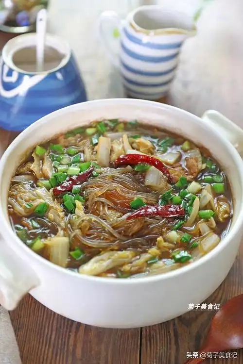 白菜猪肉炖粉条简单的家常菜(白菜炖粉条在家做)(1)