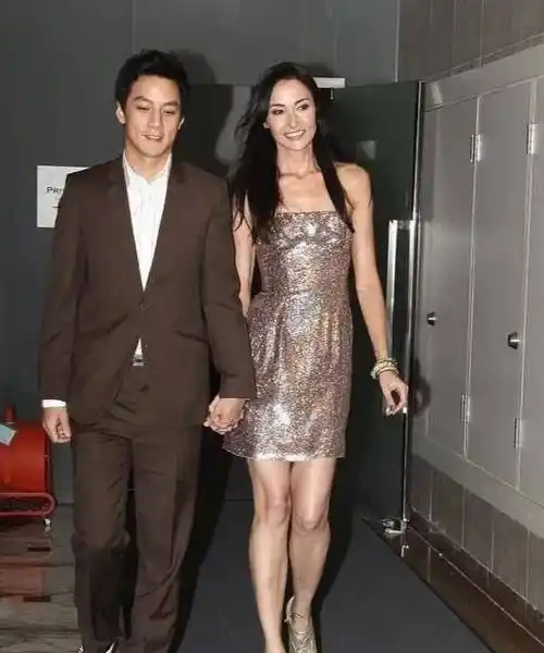 吴彦祖带老婆亮相,一袭斜肩小黑裙优雅大方,长相气质像极老公_lisa