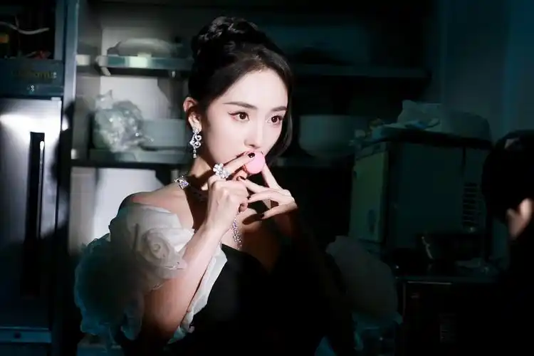 杨幂优雅黑天鹅礼服