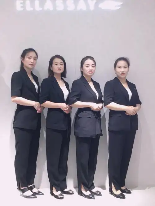 我们是由4人组成的高颜值团队,大多是ellassay歌力思多年的精英成员