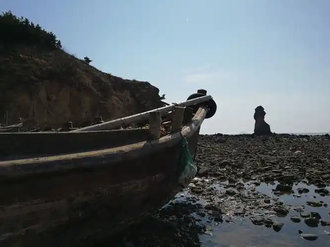 石老人原是居住在午山脚下的一个勤劳善良的渔民,与女儿相依为命