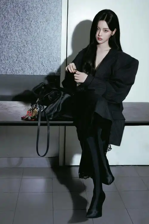 巴黎世家大秀##杨超越黑色猫爪美甲