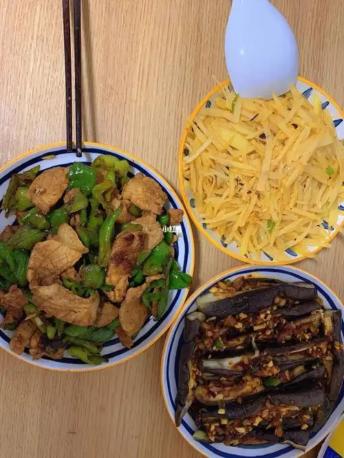 吃饭啦炒三个菜跟室友一起吃