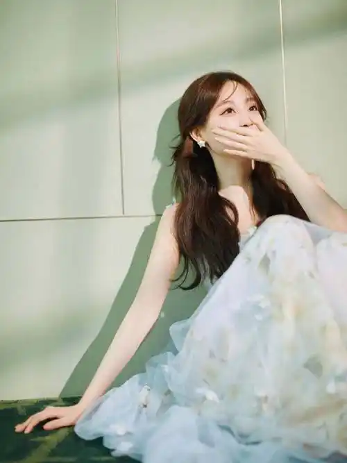 祝绪丹芭莎活动造型简直可爱到爆双马尾扎发抹胸长裙清澈纯净美上天