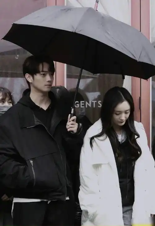 杨幂许凯同框路透