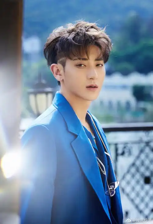 韬教练ykybtao黄子韬创造营2020宝石蓝西装高贵优雅