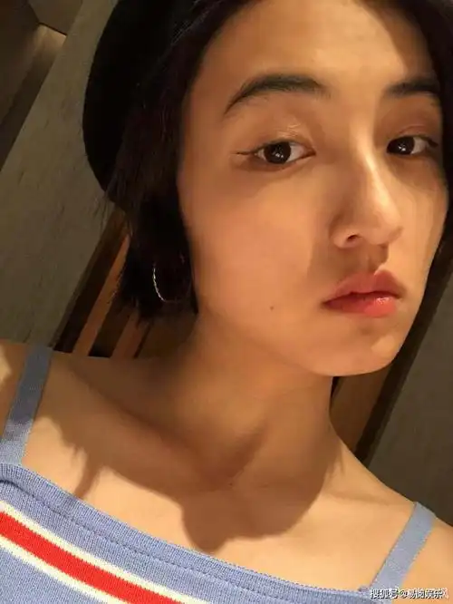 张子枫穿吊带玩闺房自拍素颜的样子好美被圈粉了