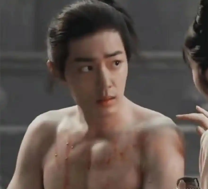 肖战怎么越来越见外了,现在的沐浴都穿着衣服了[左捂脸][左捂脸]以前