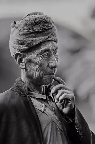 皱纹,就像大凉山里一条条曲折不均的沟沟壑壑,那是岁月留下的沧桑痕迹