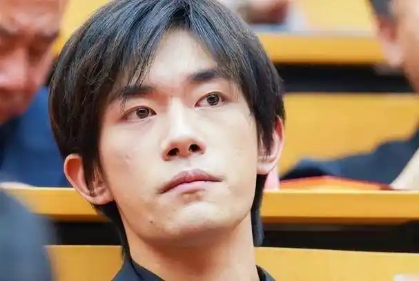 然而,引人注目的是他的外表明显不同,包括黑眼圈和眼睛下方的痤疮疤痕