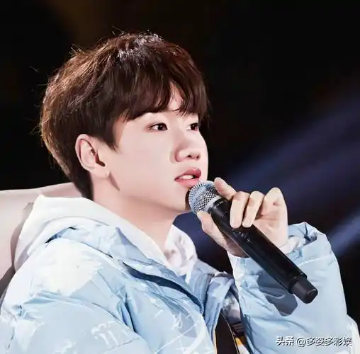 汪苏泷新恋情疑似被曝光,贴心为女友拎鞋,还穿同一件外套_音乐_刘大锤