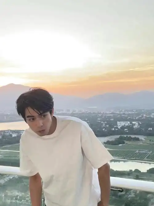 宋威龙晒海边随拍六宫格