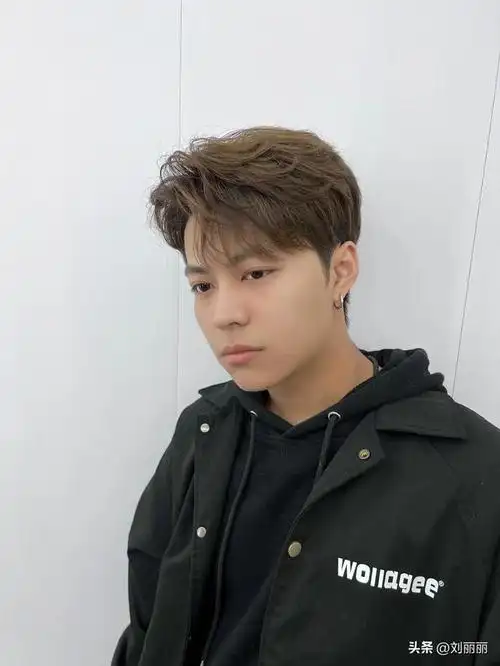 适合大头大圆脸的男生发型三七分,男生中分烫什么发型好看 和三七分