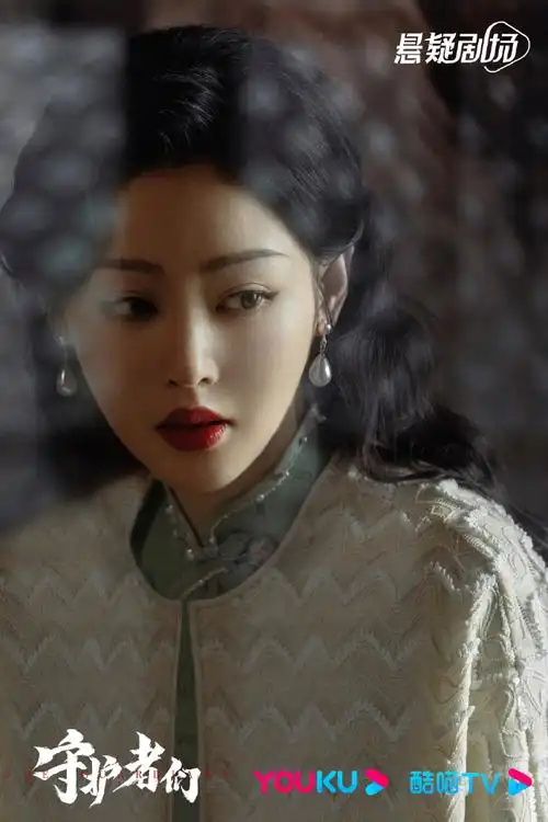 张天爱无袖旗袍#张天爱新剧《守护者们》释出全新剧照,身材绿色婆袍