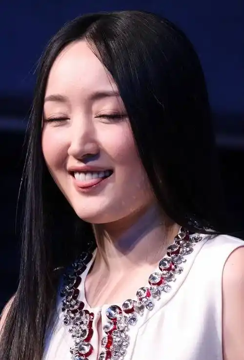 杨钰莹首登春晚,美貌惊艳编播,工作人员惊呆,美得令人难以置信_音乐