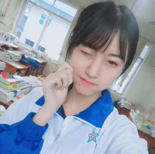 原创初中女生自认为呆萌的行为男生眼中很幼稚老师眼中是异类