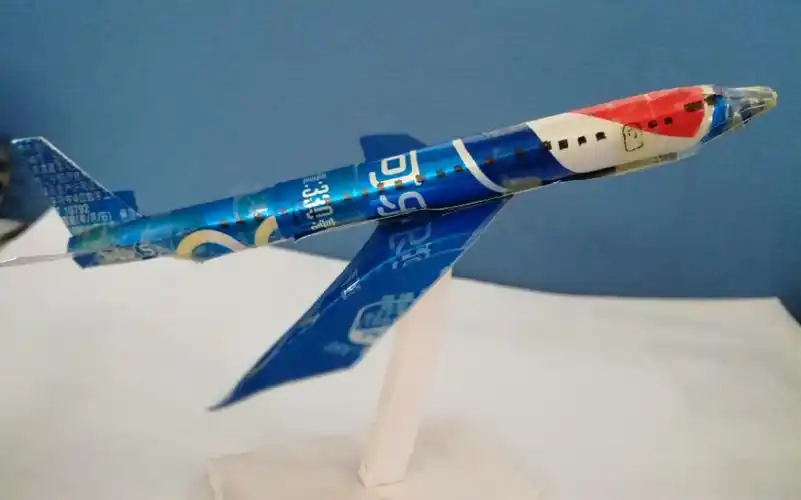 贫穷还没有限制我的想象力第一次用易拉罐做的客机模型易拉罐不是垃圾