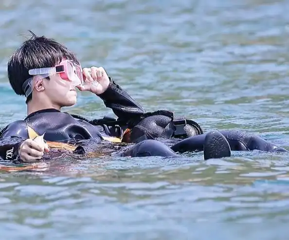 易烊千玺海上冲浪开游艇带着胖虎粉丝很担心太不爱惜身体