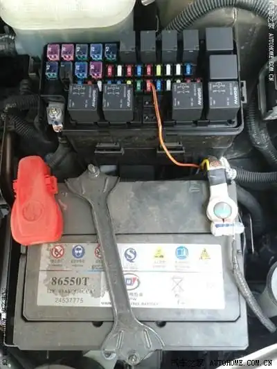 负极接在电瓶负极上,正极接在从右面数第6个保险丝上.