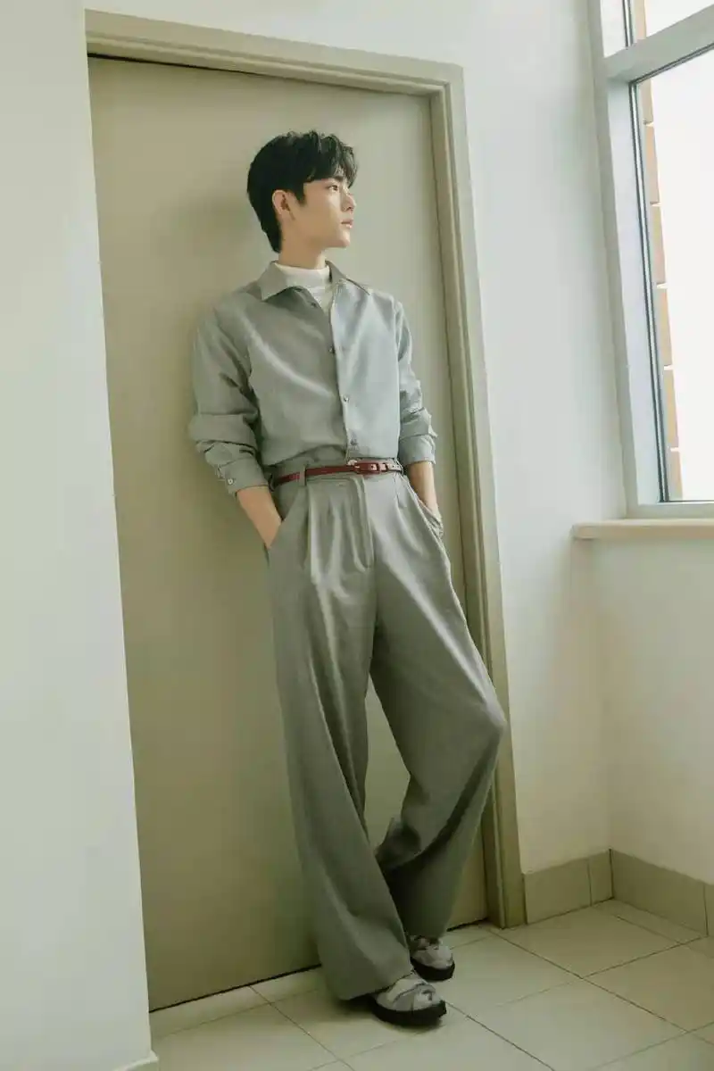 身高183cm的肖战,阔腿裤造型上线,搭配红色皮带个性又时髦!