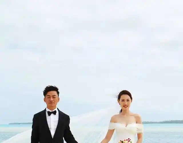 王宝强赴法院起诉离婚表情沉重