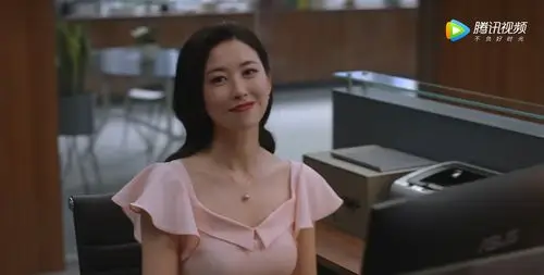 《精英律师》栗娜真的是变装达人,朱珠这是带服装进组啊