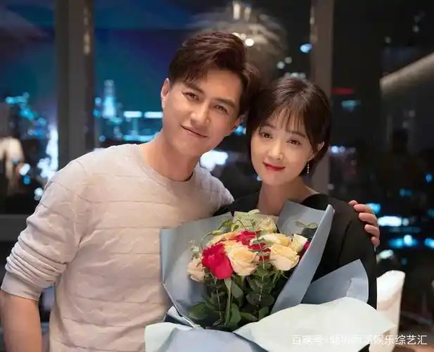 靳东堪称最佳合影男神和女明星合影真养眼,和钟南山合影很有礼貌