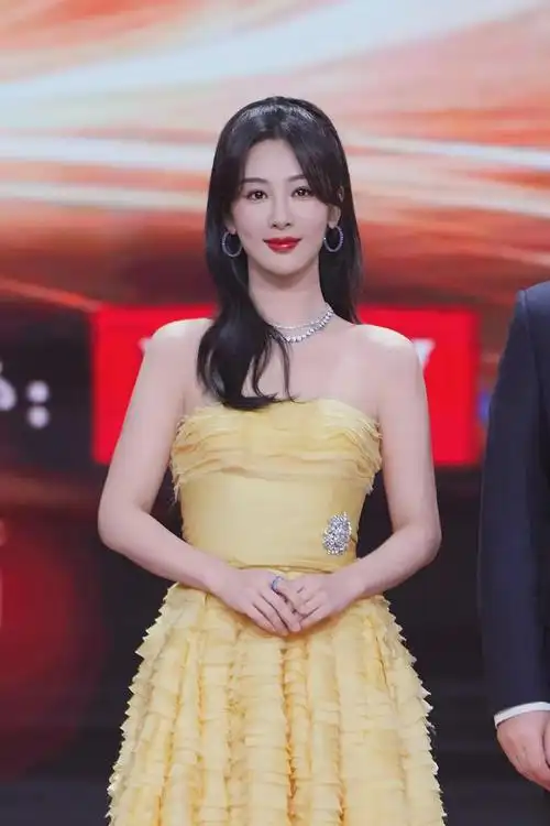 杨紫微博之夜身穿紫色长裙获得两项大奖称新的一年继续努力