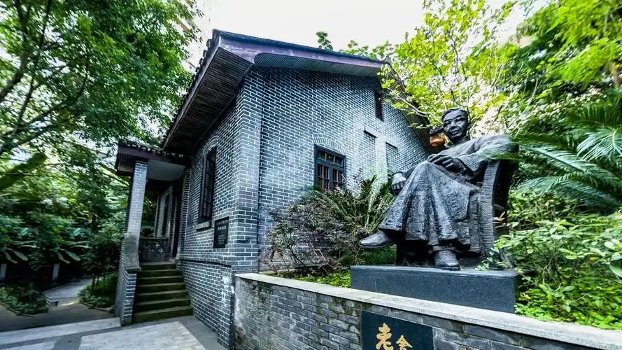 老舍故居是一幢中西合璧的小别墅,只因老鼠太多被称作"多鼠斋"