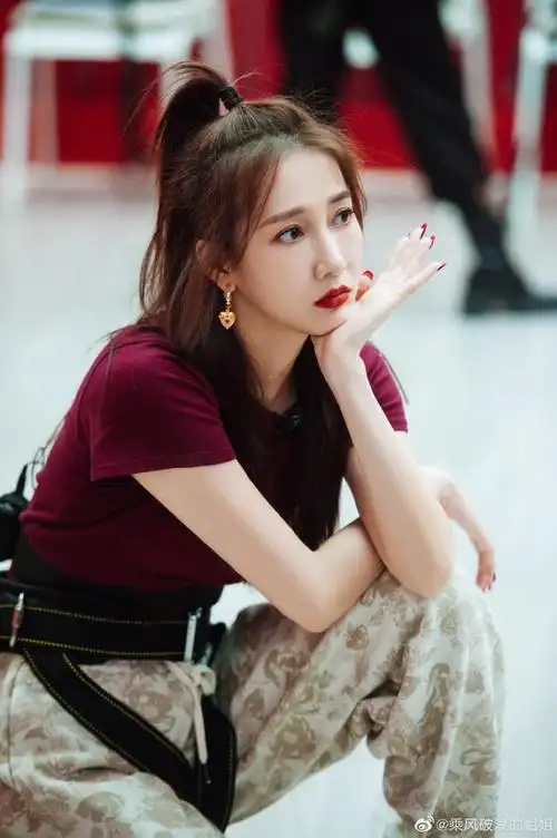 新浪娱乐讯 2月12日,《乘风破浪的姐姐》曝光一组弦子剧照,她戴发带