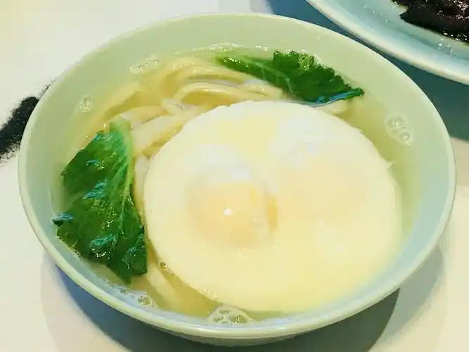 一碗生日长寿面 每根面条里都有一份快乐 开心的汤汁,幸福的荷包蛋 愿