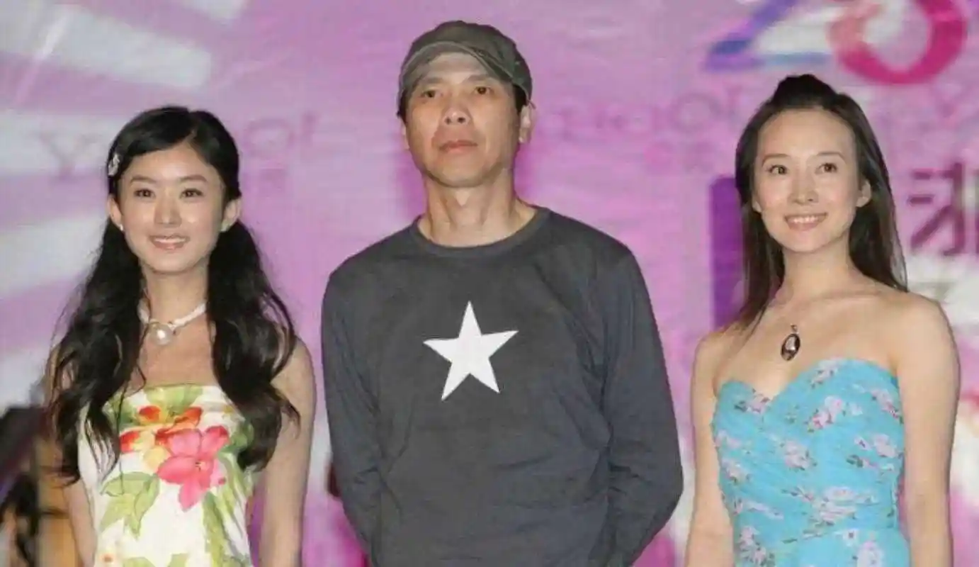 赵丽颖因为长得好看被朋友撺掇报名了雅虎搜星选秀比赛,也就是在这个