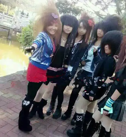 曾经,杀马特女生骑着摩托,迎着风,一路高歌,如今,她们嫁了吗