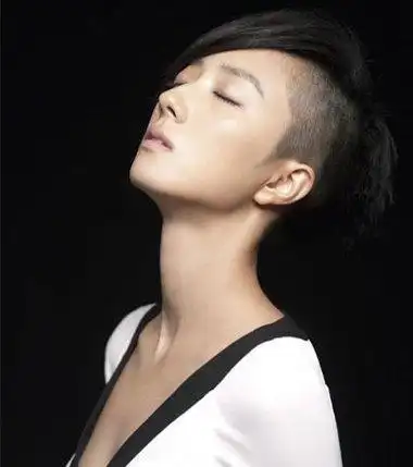 剃鬓角女孩子齐耳短发剃鬓角短发女孩子发型