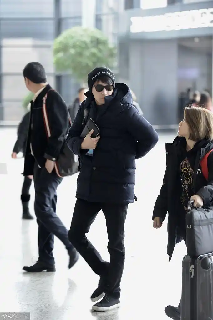 赵又廷与工作人员身高差很萌.赵又廷过安检.赵又廷造型总是一身黑.