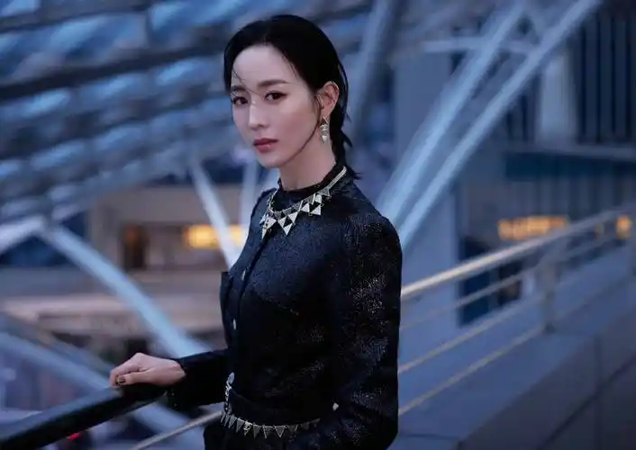 张钧甯新中式刺绣穿搭清丽优雅 彰显满满国风气质_时尚_照片_文化