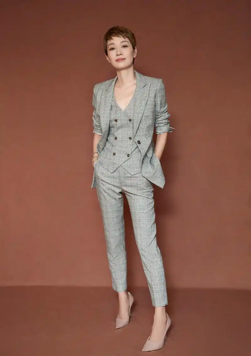 单身后的马伊琍更迷人羽毛长裙勾勒出凹凸有致身材性感又高级