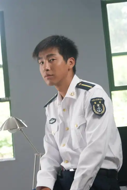 今天好不容易没有夜戏,所以赶紧来给大家发照片了,军装的,哈哈