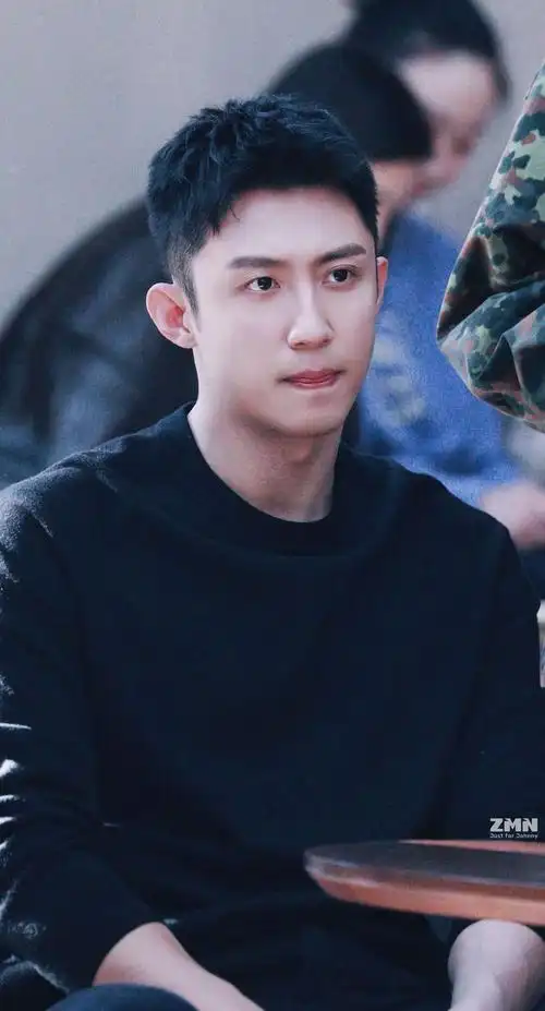 241031 黄景瑜在网剧《冬至》中的新角色江成屹:粉丝热烈讨论与