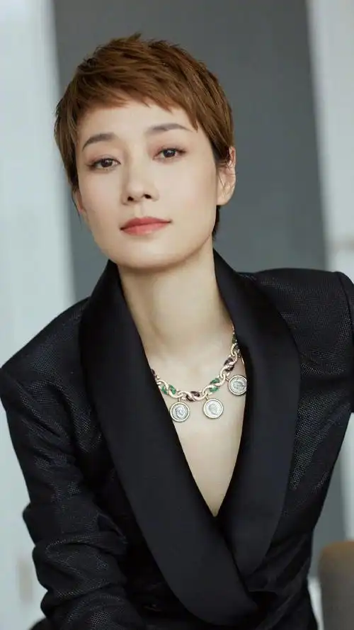 40岁女人减龄中长发发型,40岁女人最有气质发型中长发(40岁 的女人别