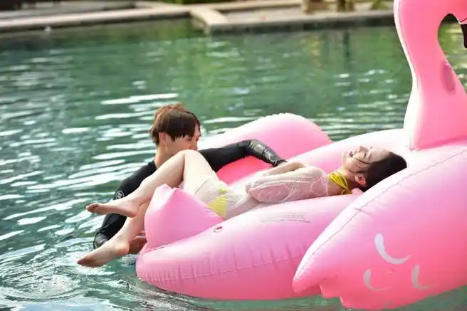 给魏大勋吹头发的是李沁